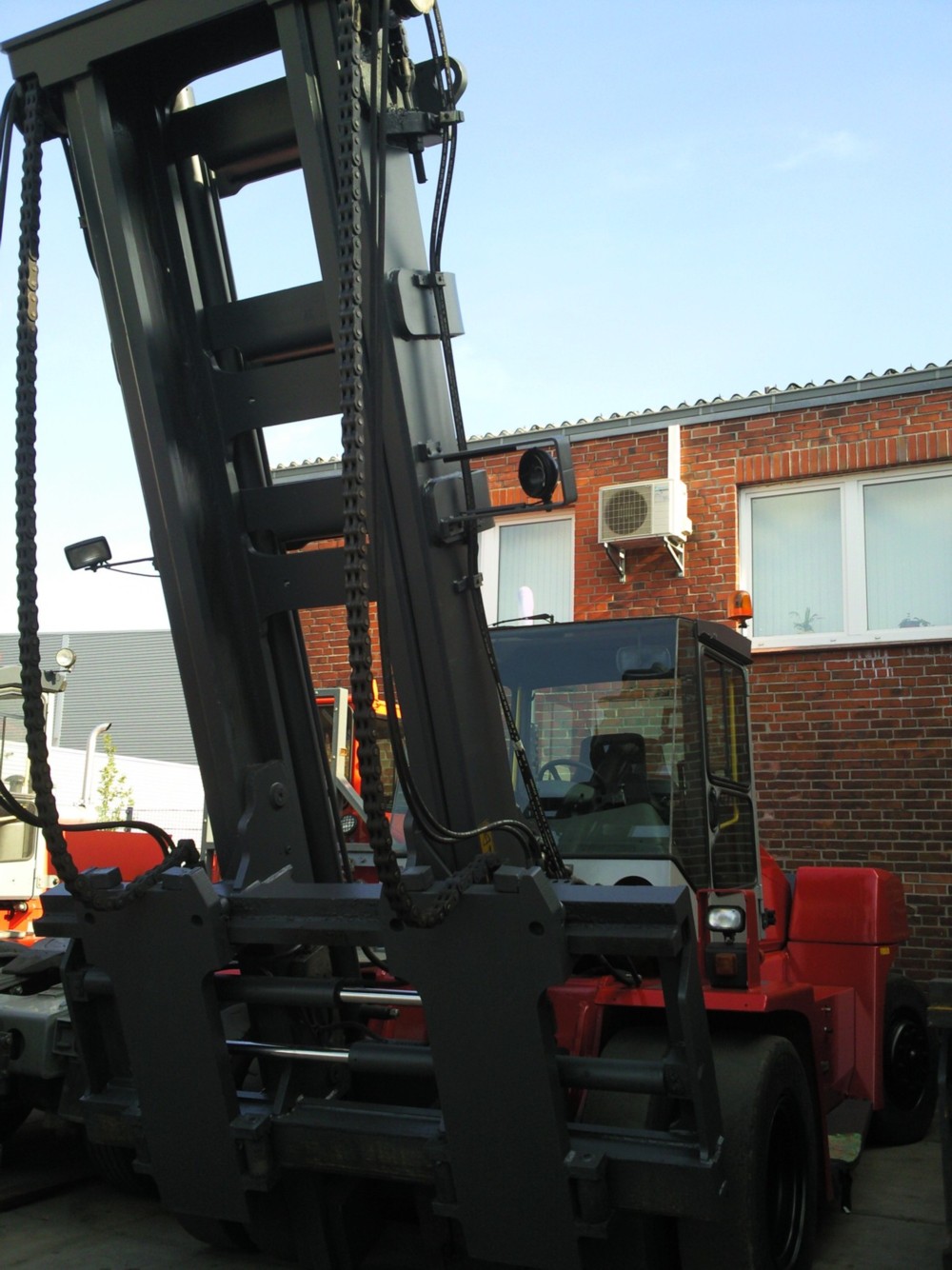 heavy forklift truck Schwerlaststapler carretilla pesada Kalmar DCE160-12 year 2005 pic1.jpg